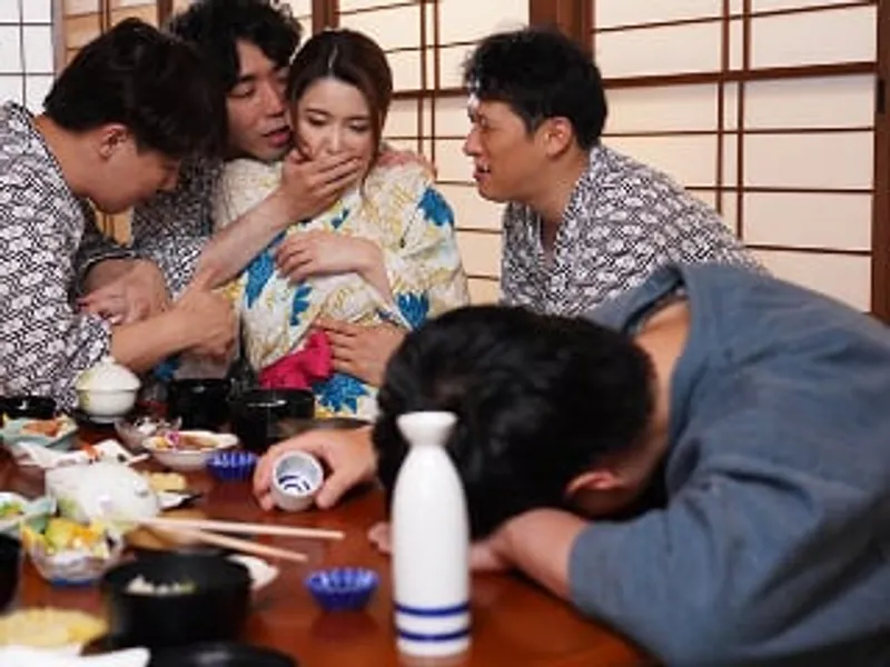 đưa vợ yêu đi suối nước nóng, chồng yêu không biết vợ yêu bị người khác chịch sấp mặt