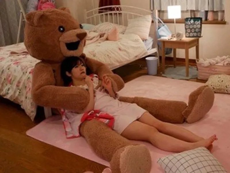 Chú ghệ nhồi bông và em em học sinh ngây thơ