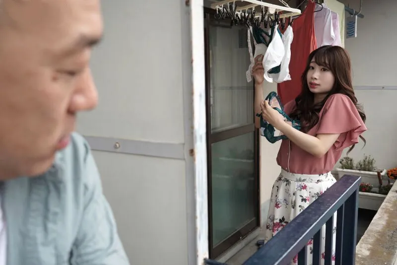 Gã nhà đối diện chuyên soi mói và cặp vợ yêu người chồng thường xuyên rên la quá to