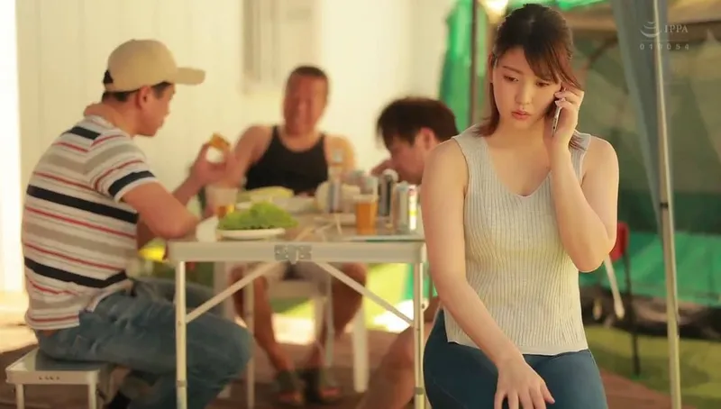 Người chồng khờ để vợ yêu tham gia sự kiện cắm trại với mấy gã nhà kề bên và cái kết