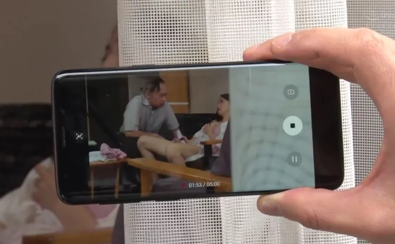 Vợ của con trai gian díu với bố ông xã bị gã sếp khu phố phát hiện