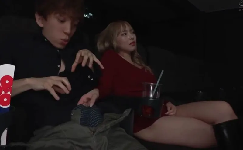 đi xem phim một mình, thanh niên bị chị gái thánh dâm kế bên sờ trym